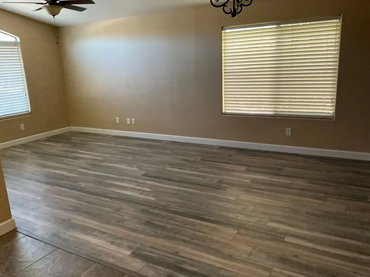 Great Single Level Home With Pool In Golf Course Community photo 3