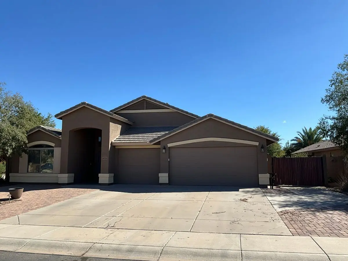 Great Single Level Home With Pool In Golf Course Community photo 2