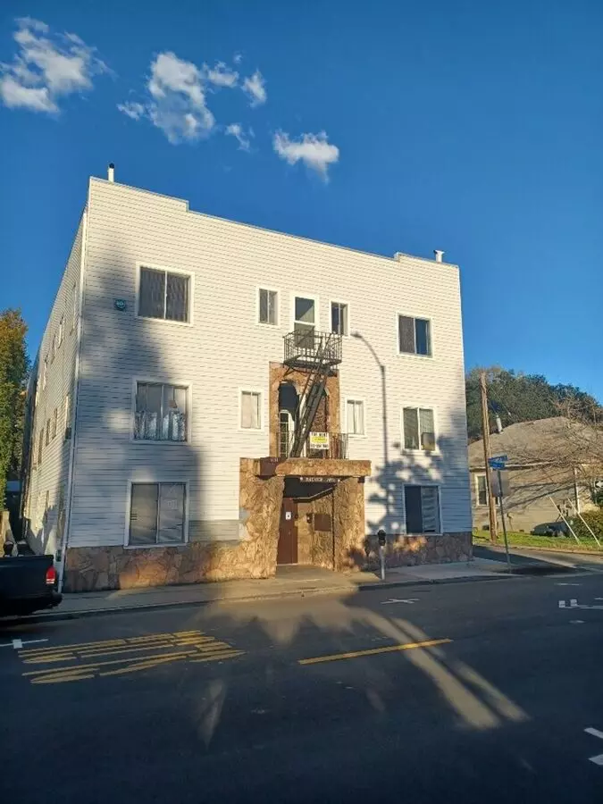 1p675 - 1131 Pine St. photo 2
