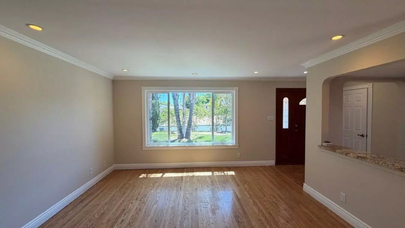 Beautiful Updated 4-bedroom Martinez Home With Hardwood Floors, Backyard &amp; Gardener Included photo 2