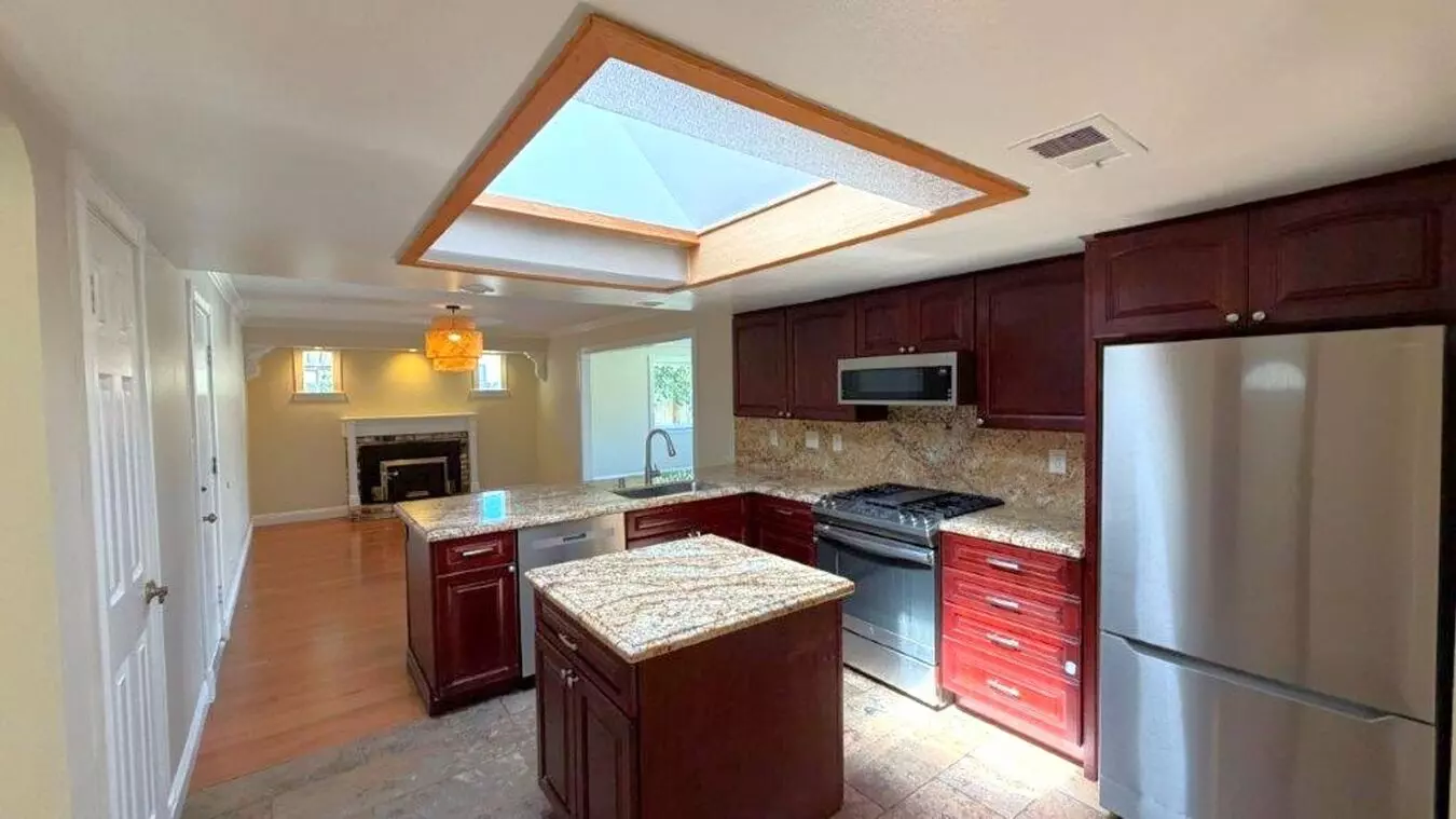 Beautiful Updated 4-bedroom Martinez Home With Hardwood Floors, Backyard &amp; Gardener Included photo 5