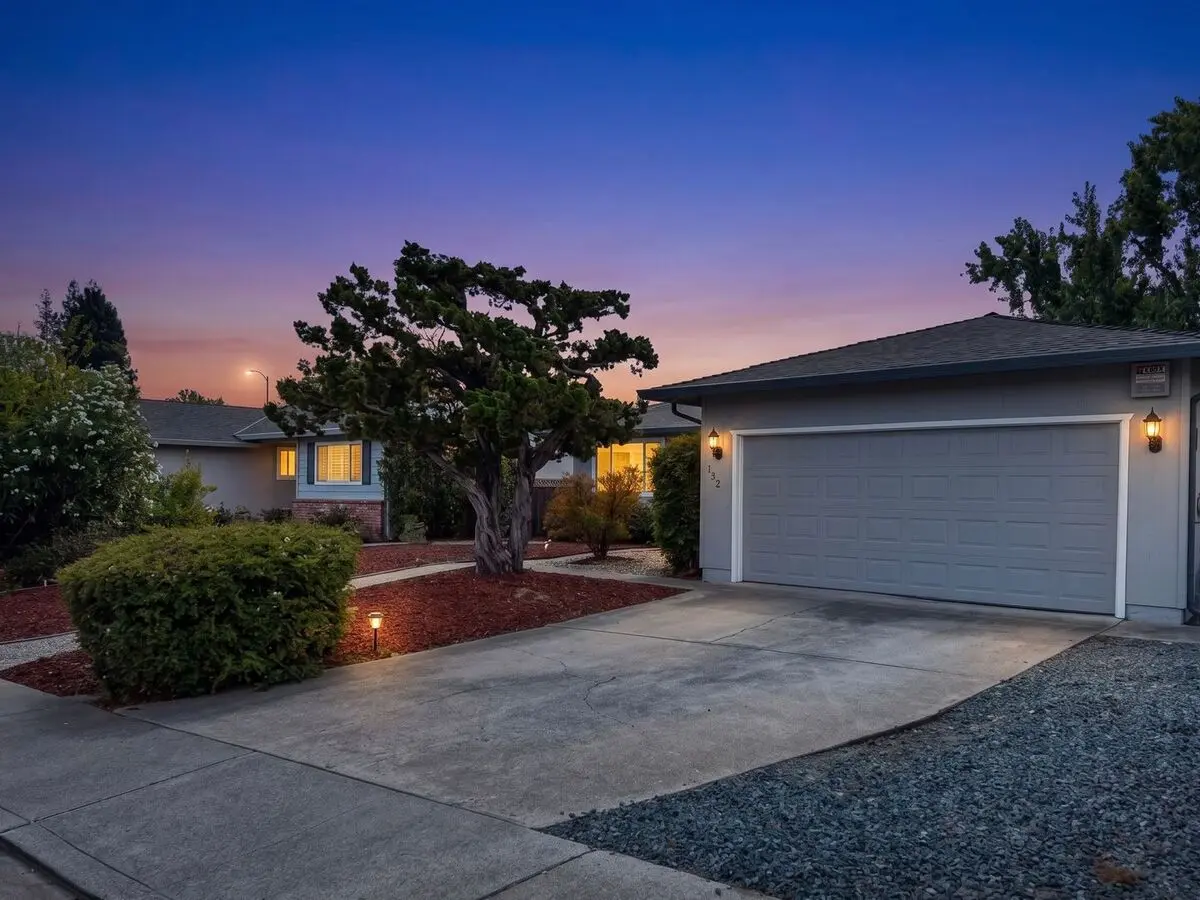 Charming Single Level 4 Bedroom Home In Martinez. Move-in Ready! photo 2