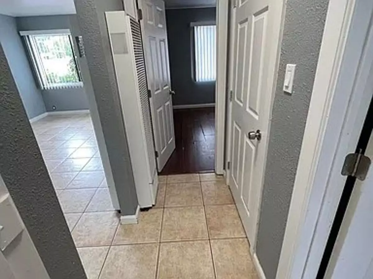 Updated 2 Bedroom Unit In A Great Martinez Location! photo 3