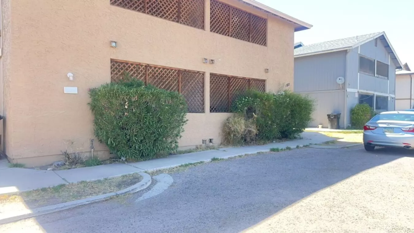 1908 N Spring photo 4