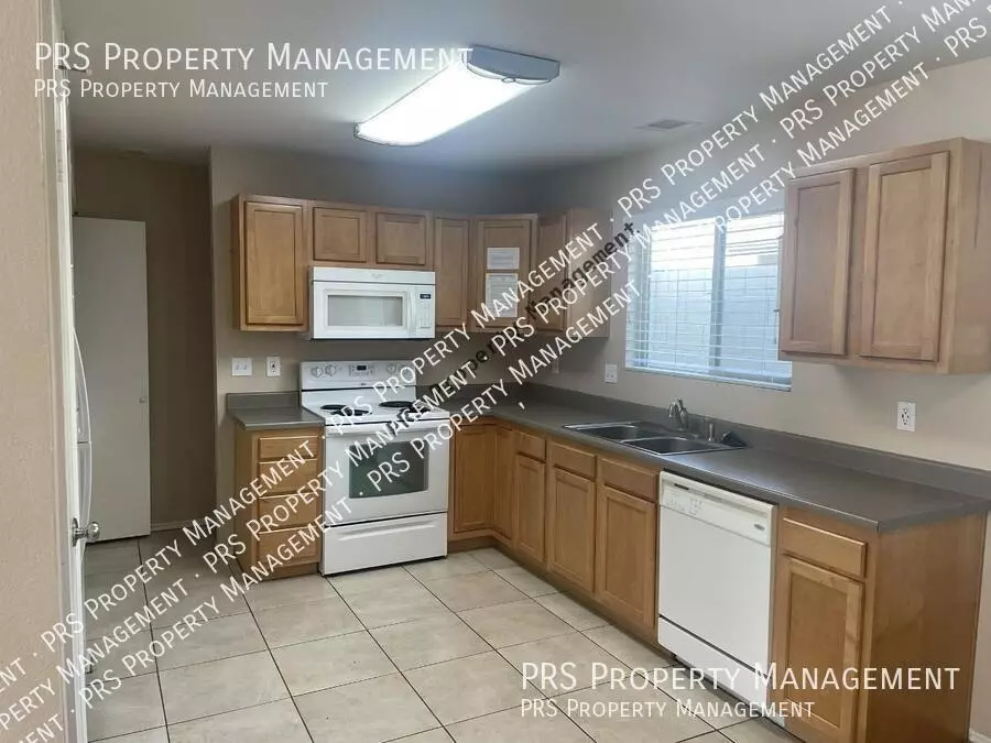 630 E JENSEN Street photo 2