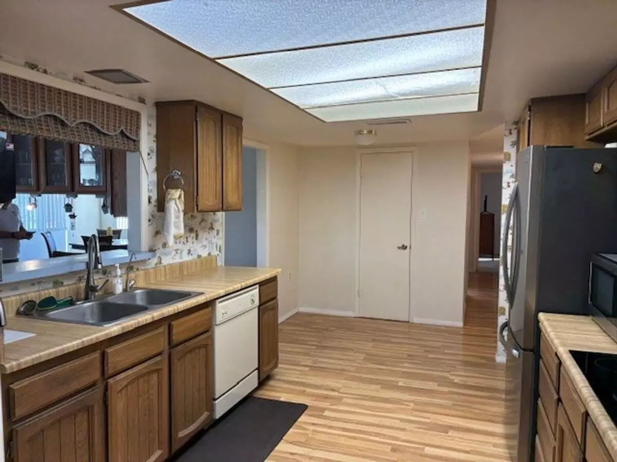 982 Leisure World, Mesa, AZ 85206 photo 2