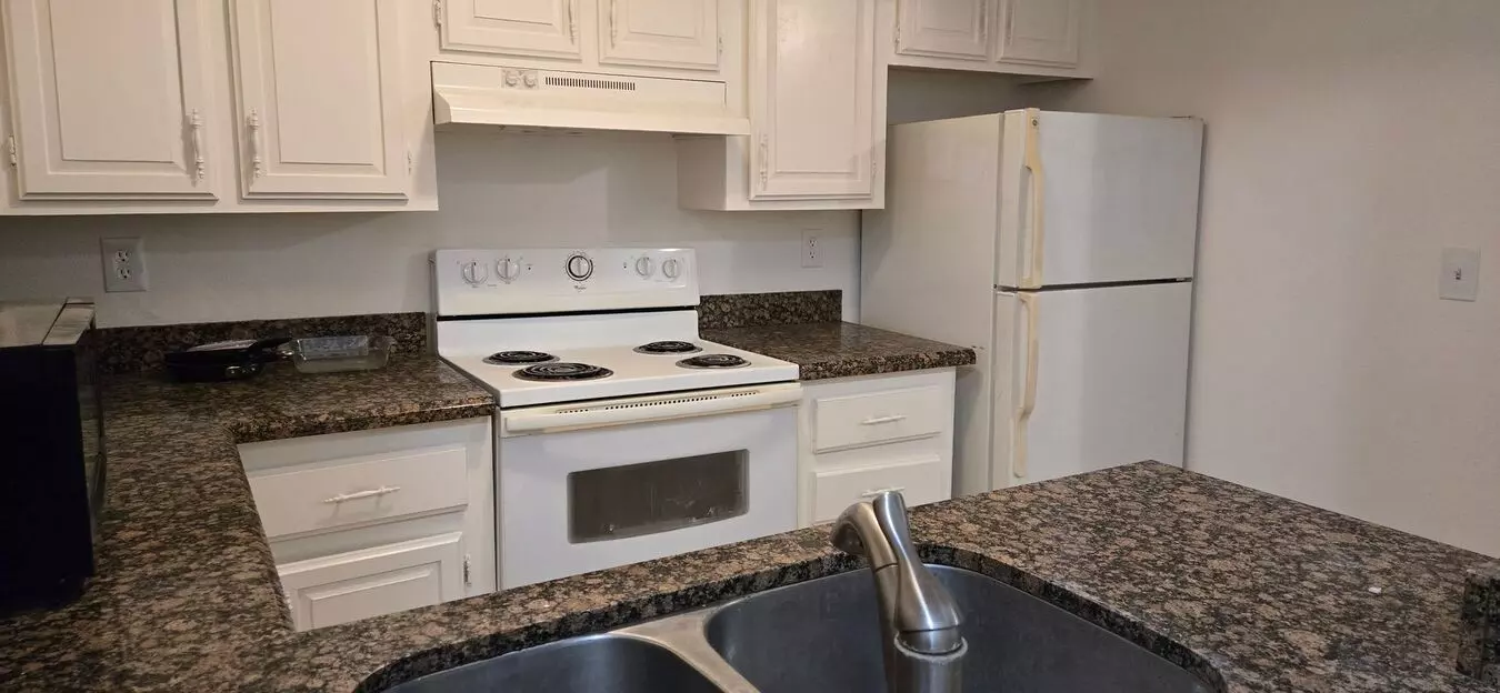 Beautiful 2 Bedroom 2 Bath Condo New Paint And Flooring Throughout photo 4