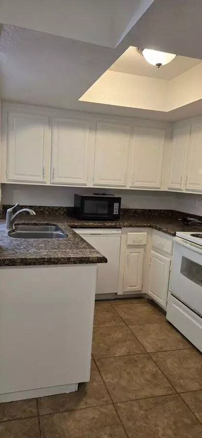 Beautiful 2 Bedroom 2 Bath Condo New Paint And Flooring Throughout photo 3