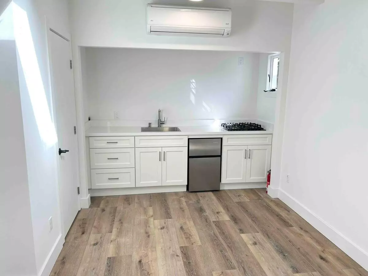 Beautifully Remodeled Studio Downtown photo 2