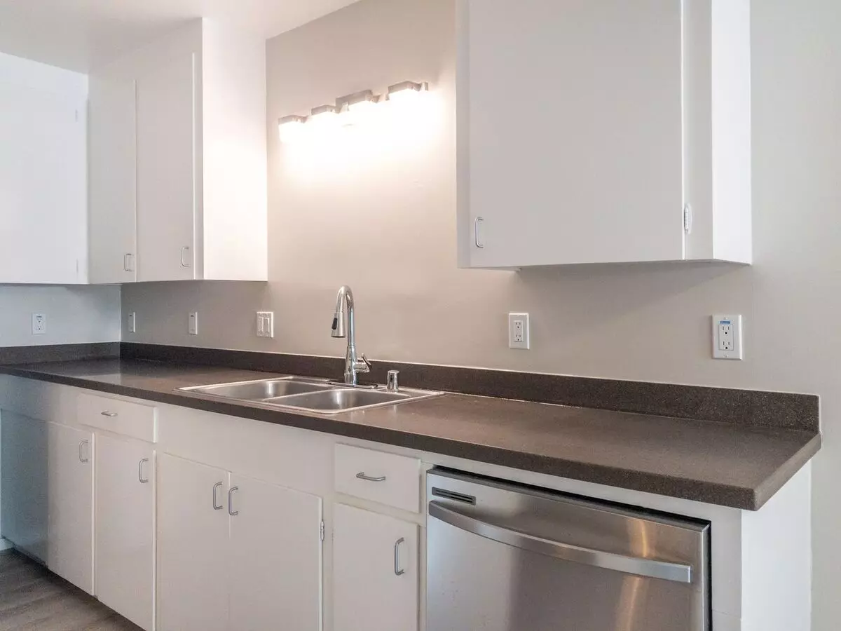 Charming 2 Bd/ 1ba Apartment W/ Pool! Parking! Laundry! Progressive photo 5