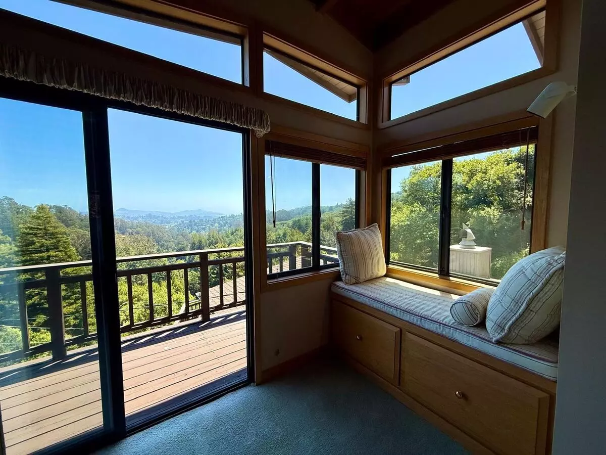 Spacious Three Bed / Three Bath Home Off Of Panoramic Hwy With Stunning Views photo 2