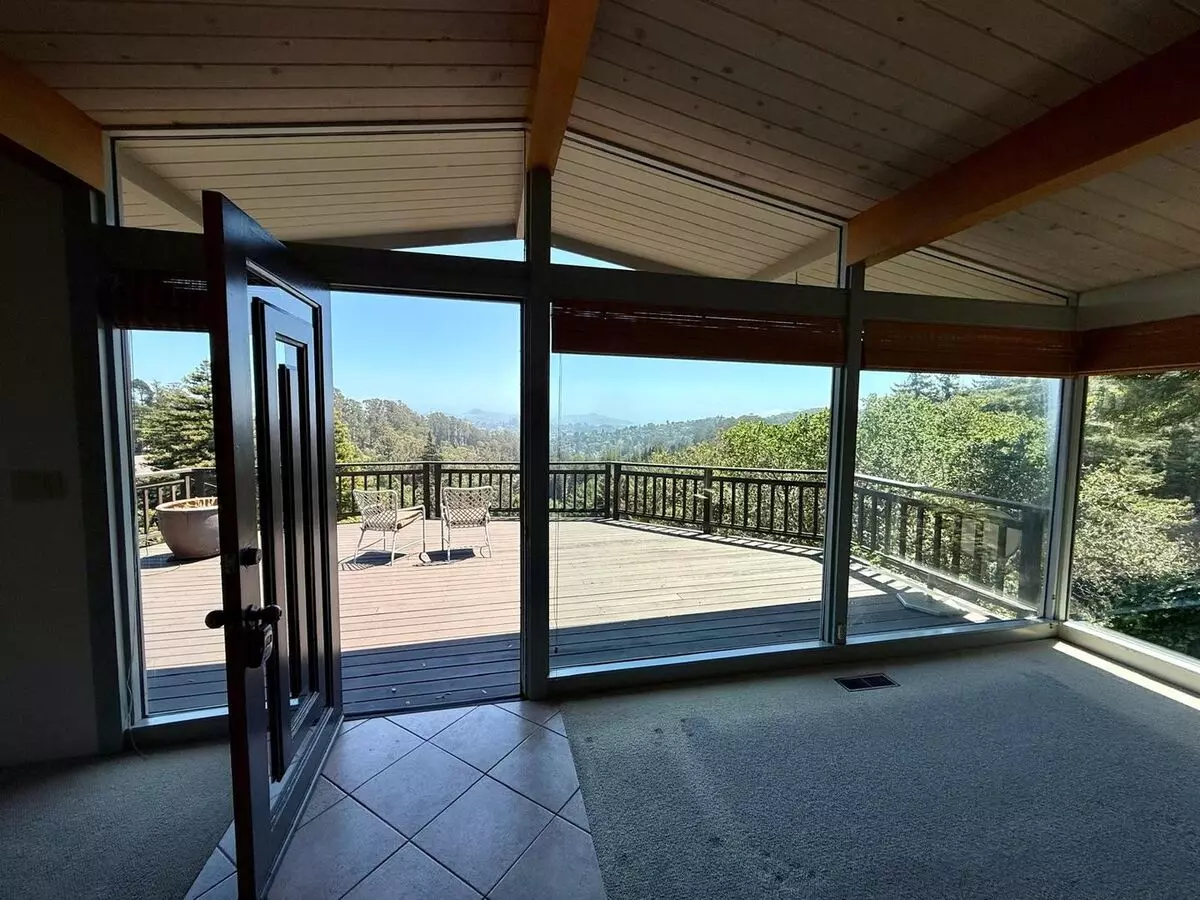 Spacious Three Bed / Three Bath Home Off Of Panoramic Hwy With Stunning Views photo 4