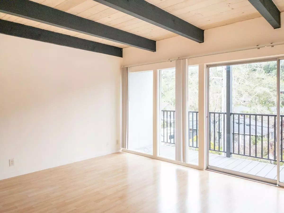 Tranquil Top Floor 1br/1ba Unit! Large Private Balcony! Tam Valley! Parking! Laundry! Storage! Progressive photo 4