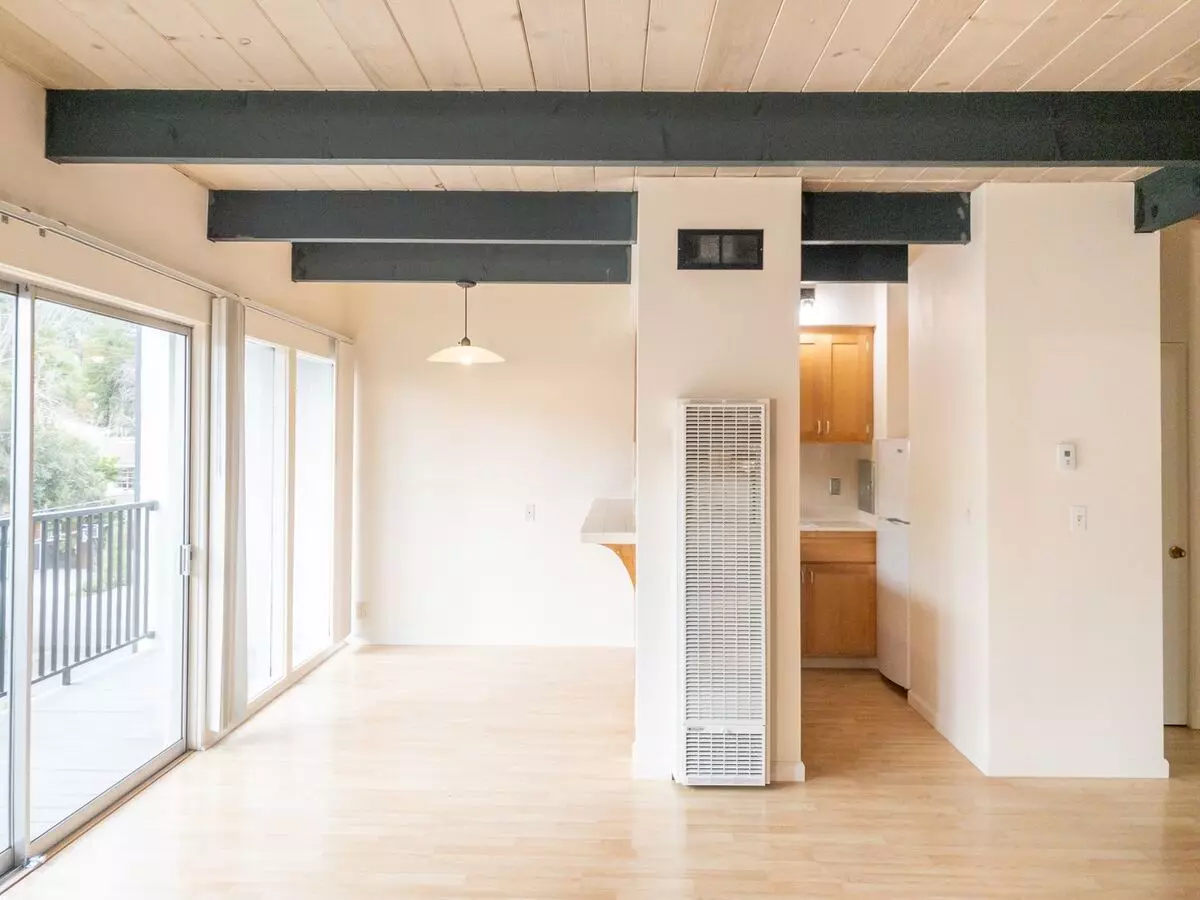 Tranquil Top Floor 1br/1ba Unit! Large Private Balcony! Tam Valley! Parking! Laundry! Storage! Progressive photo 2