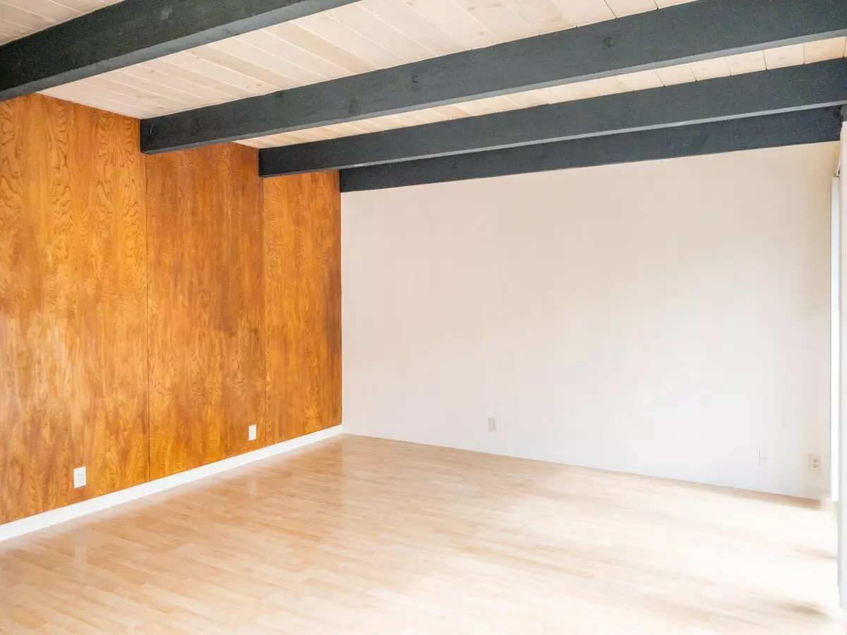 Tranquil Top Floor 1br/1ba Unit! Large Private Balcony! Tam Valley! Parking! Laundry! Storage! Progressive photo 3