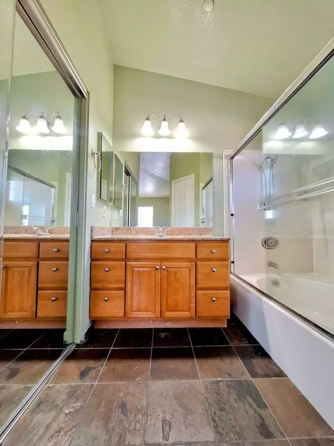 Beautiful 3bd Tri photo 5