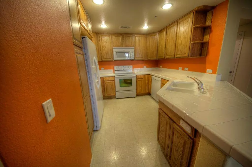 2BD/2BA - Spacious Condo with Resort-Style Amenities photo 3