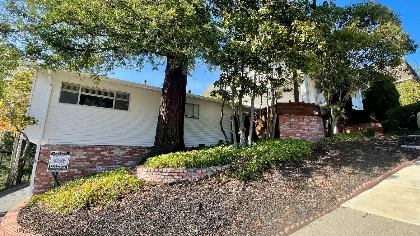 2044 Ascot Dr photo 4
