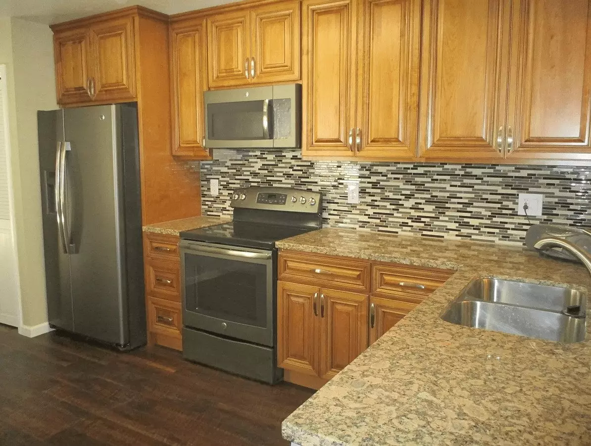 17167 Creekside Cir photo 2