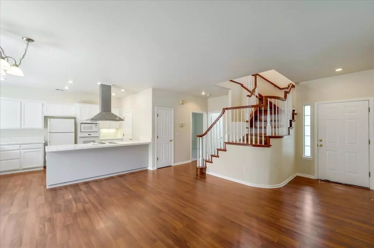 233 Spring Ave photo 2