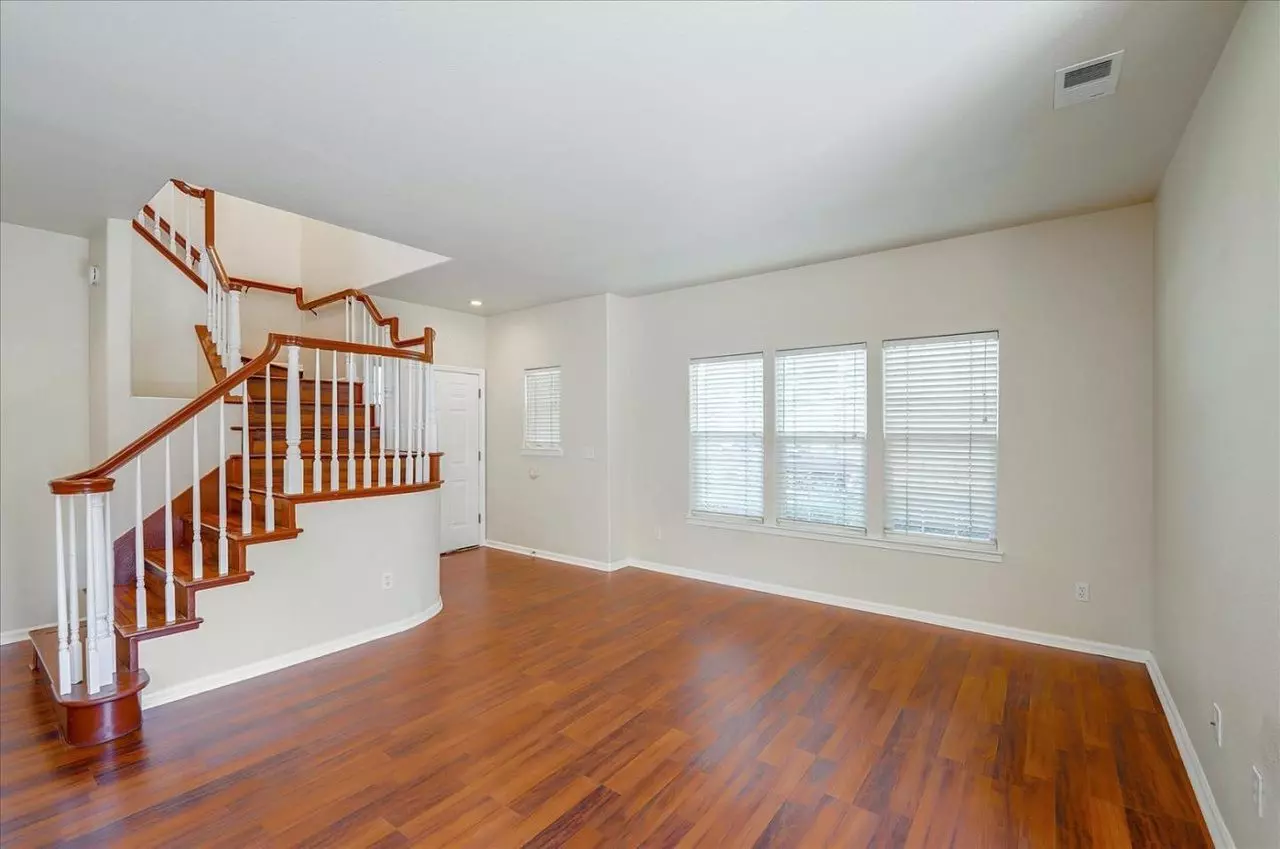 233 Spring Ave photo 3