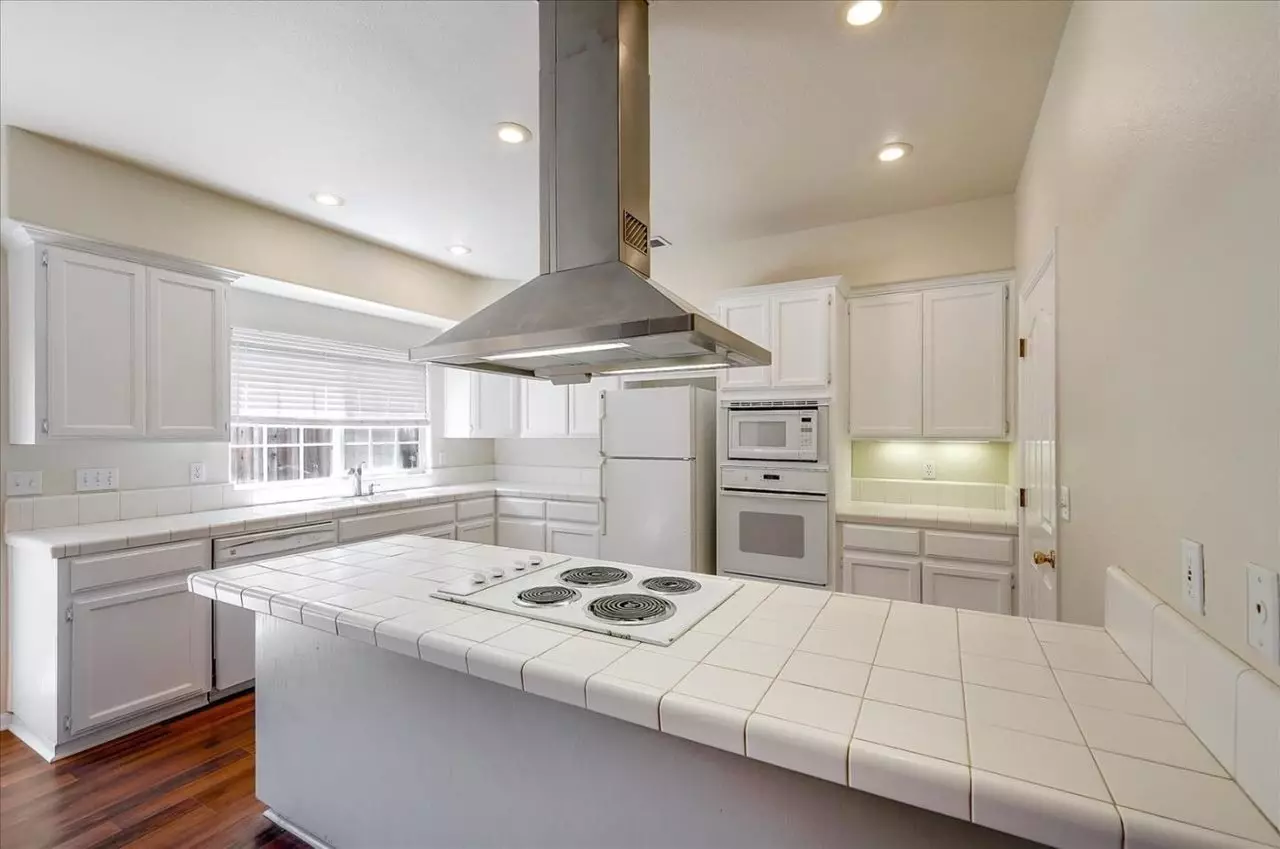 233 Spring Ave photo 4
