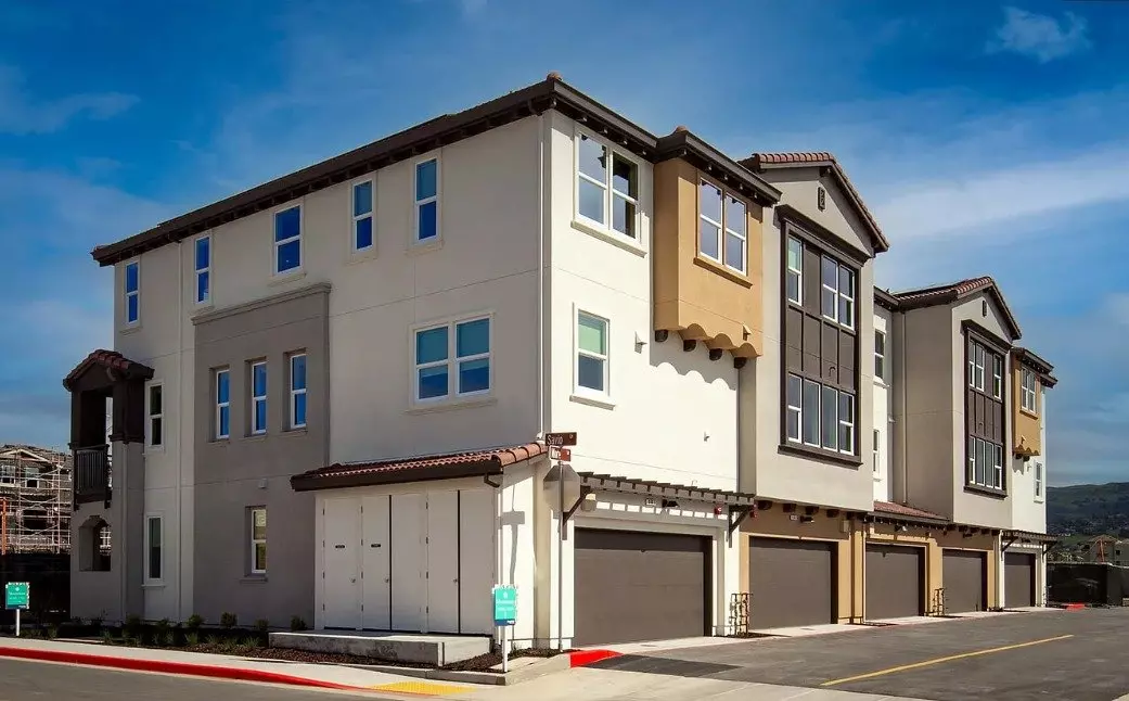 Modern Tri-level Home In Desirable Morgan Hill Community photo 2