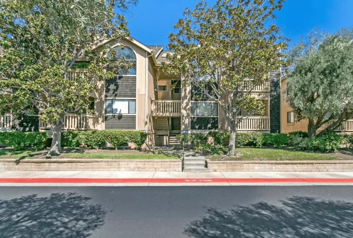 Must See Remodeled 2 Bedroom Condo Available For Immediate Move-in! photo 2