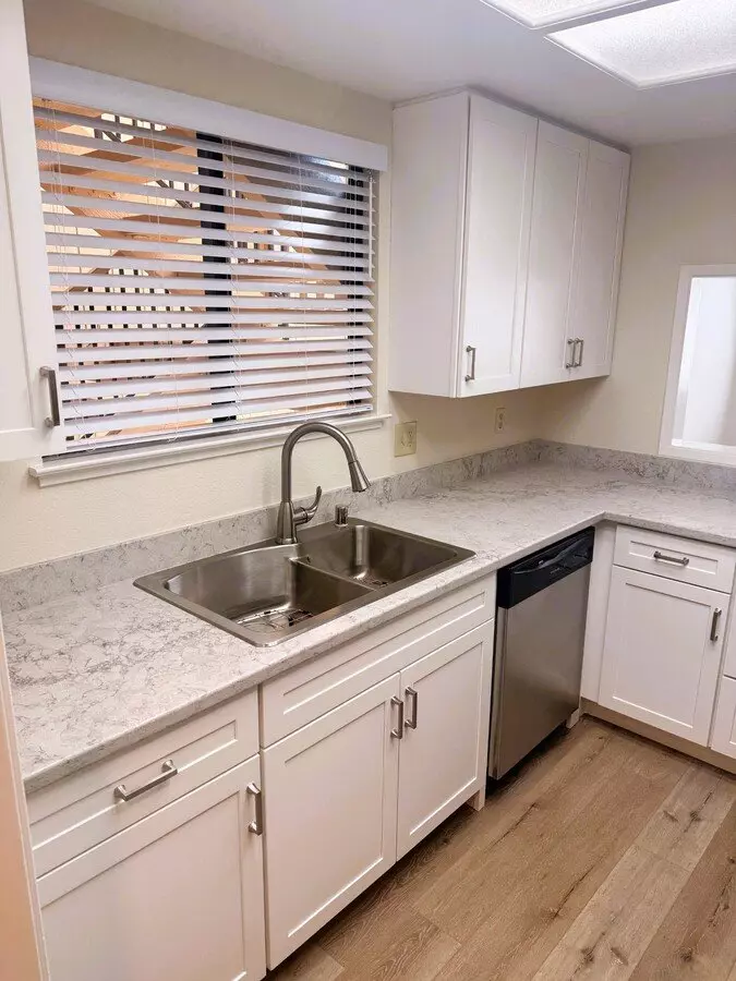 Must See Remodeled 2 Bedroom Condo Available For Immediate Move-in! photo 4