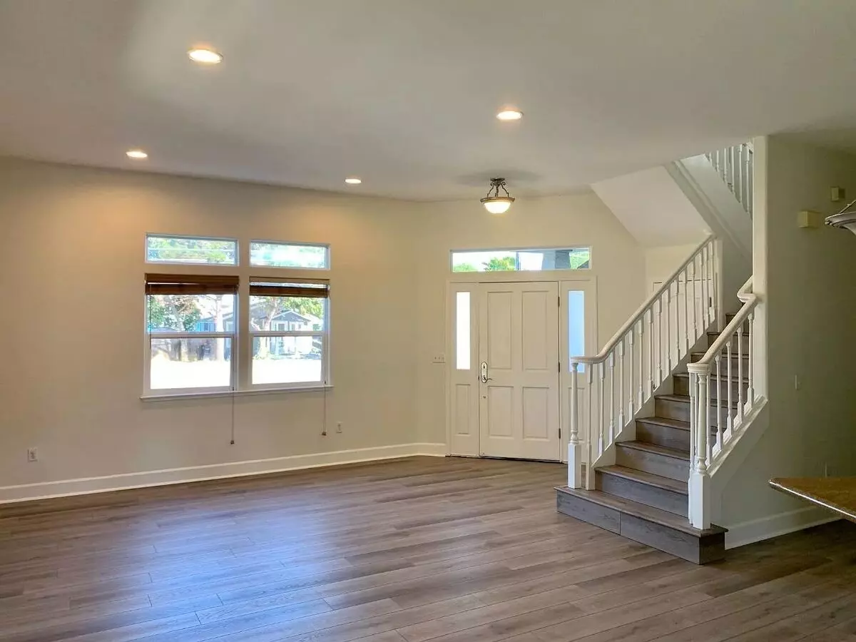 Beautiful 2 Level Home !! photo 2