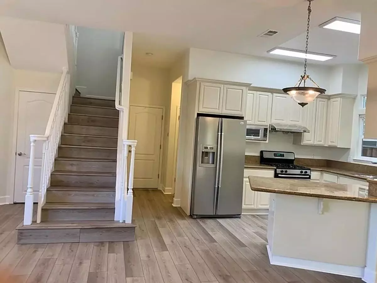Beautiful 2 Level Home !! photo 3