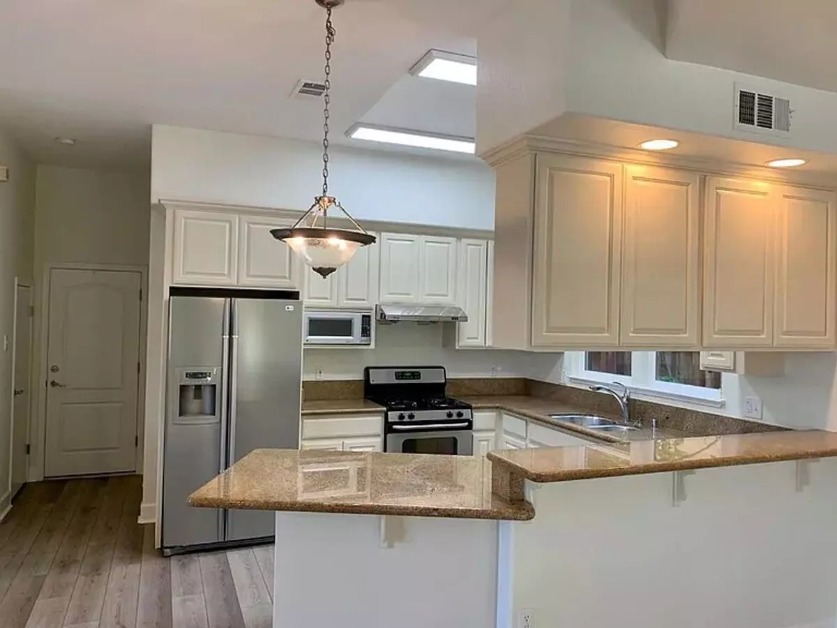 Beautiful 2 Level Home !! photo 4