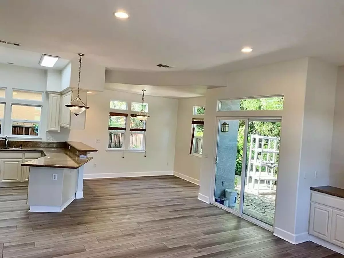 Beautiful 2 Level Home !! photo 5