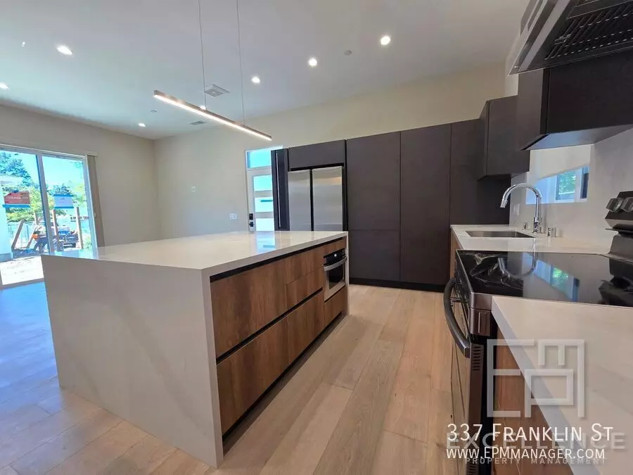 Brand New Build - 2/2 Cottage, Fenced Yard, Quartz Kitchen, W/D photo 4