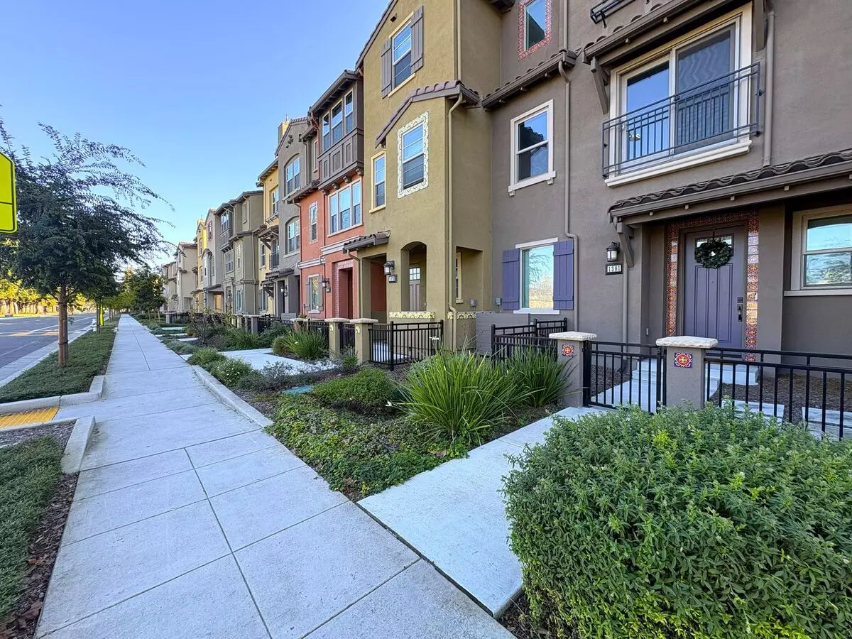 Modern 3br/3ba Townhome In Prime Mountain View Location photo 3