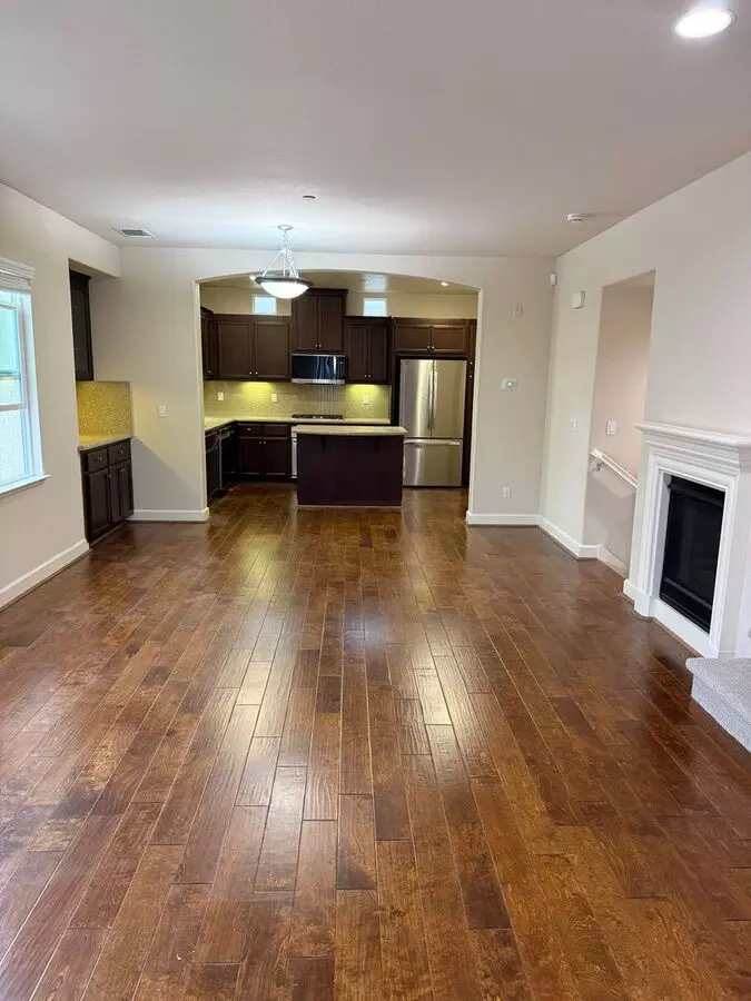 Spacious 3 Bedroom, 3.5 Bathroom Townhouse In An Excellent Location. Garage. Laundry. Balcony. A True Must See!!! photo 4