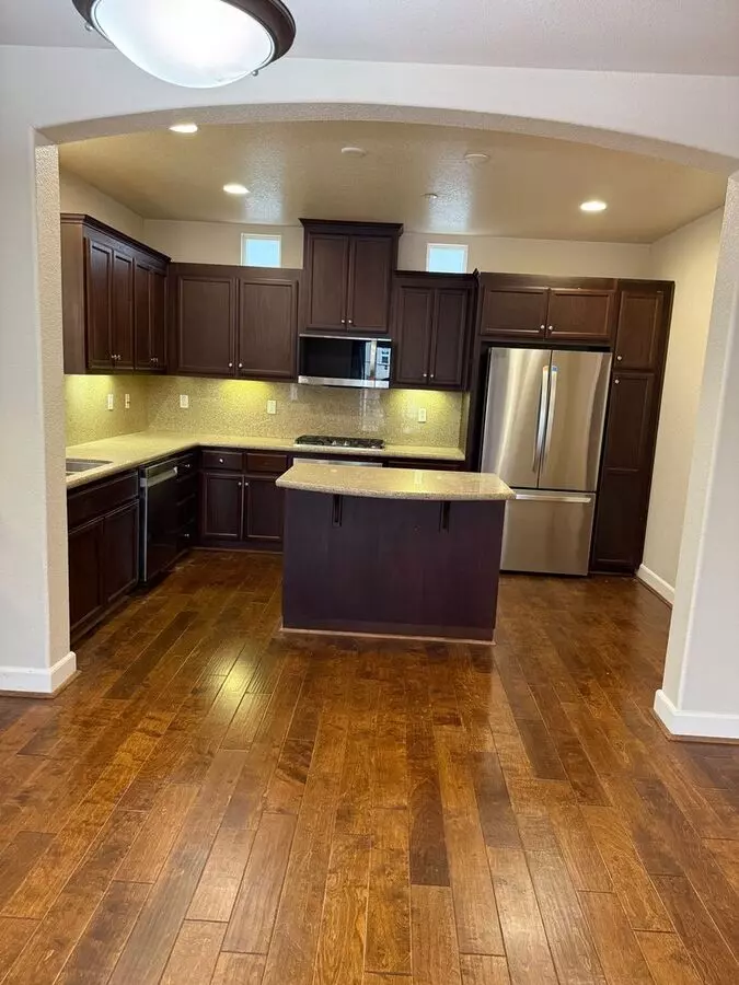 Spacious 3 Bedroom, 3.5 Bathroom Townhouse In An Excellent Location. Garage. Laundry. Balcony. A True Must See!!! photo 3