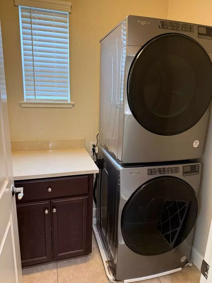 Spacious 3 Bedroom, 3.5 Bathroom Townhouse In An Excellent Location. Garage. Laundry. Balcony. A True Must See!!! photo 5