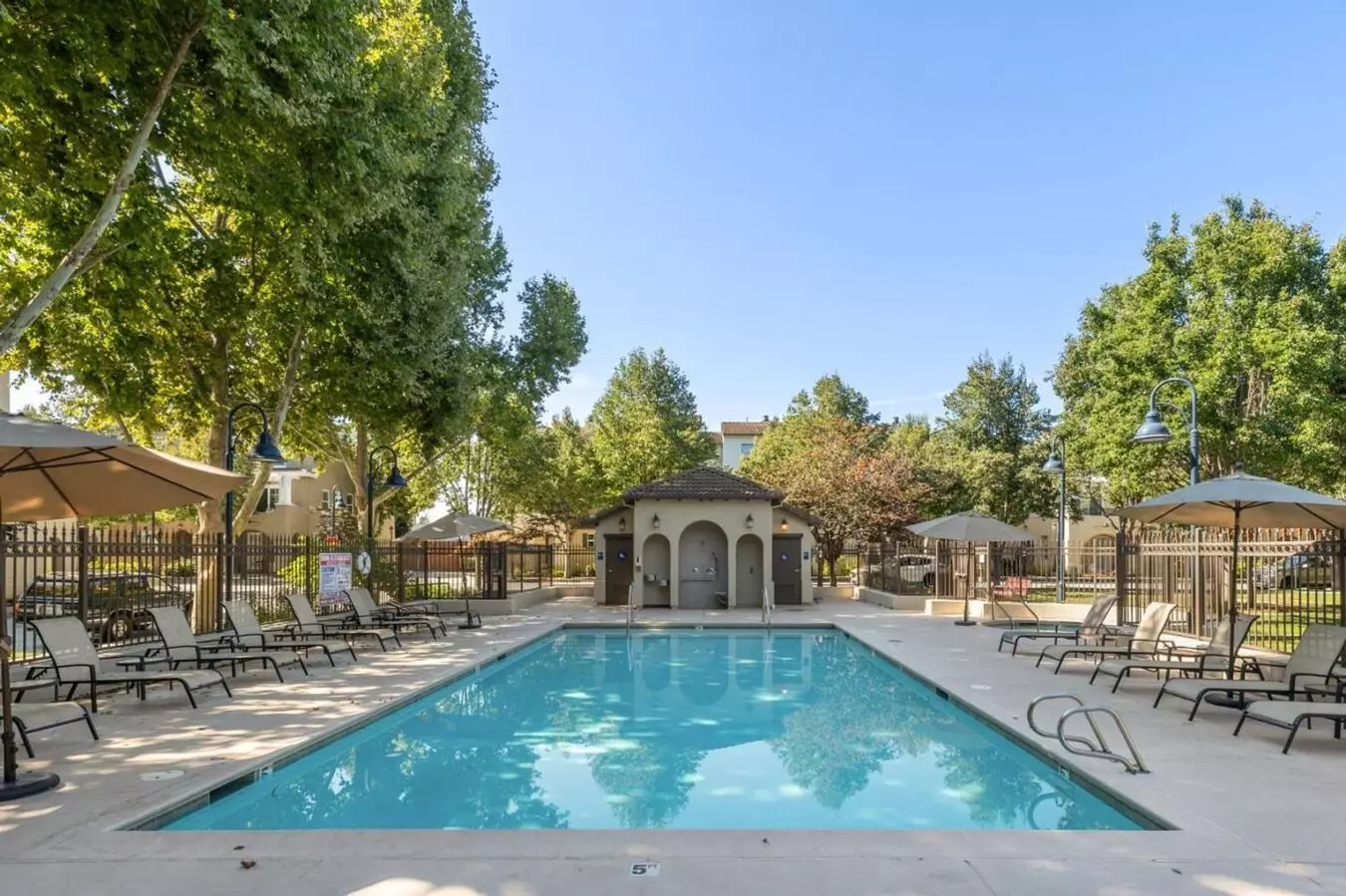 Spacious 3 Bedroom, 3.5 Bathroom Townhouse In An Excellent Location. Garage. Laundry. Balcony. A True Must See!!! photo 2