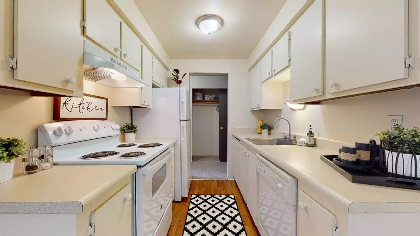 Lakeside Apartments photo 4