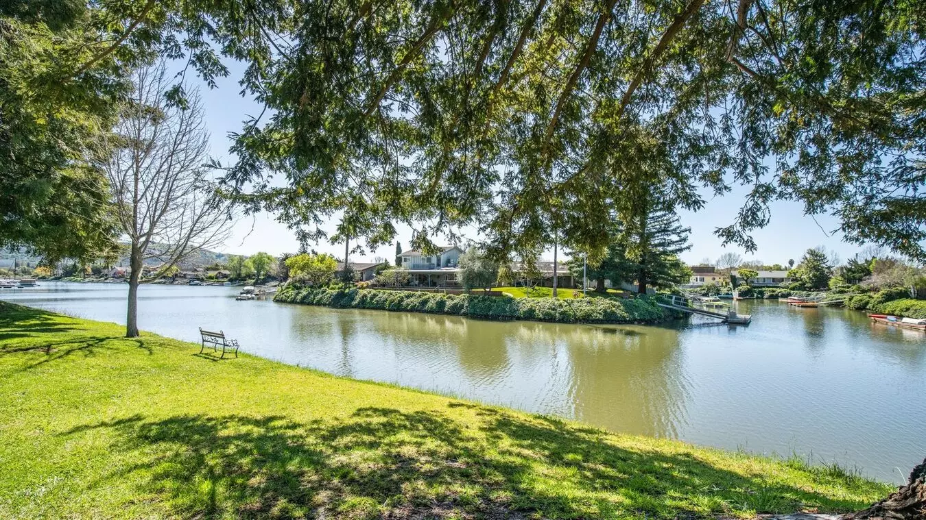 1095 Marina Dr photo 2
