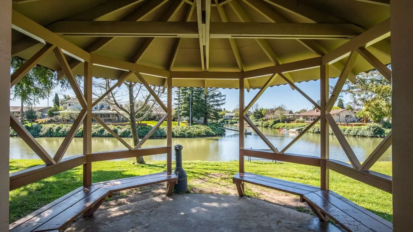 1095 Marina Dr photo 3