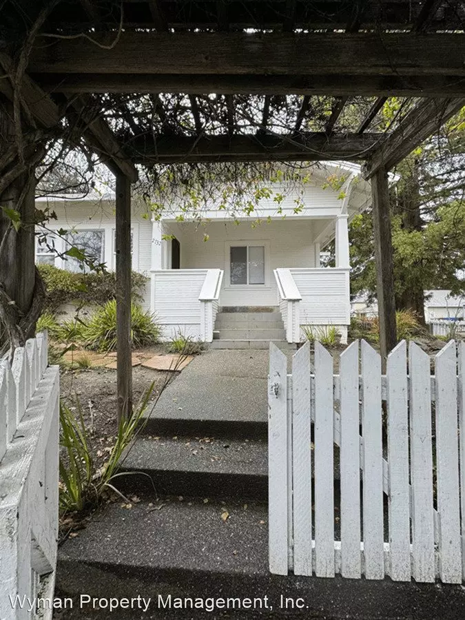 2732 Laurel St Napa, CA 94558 photo 3