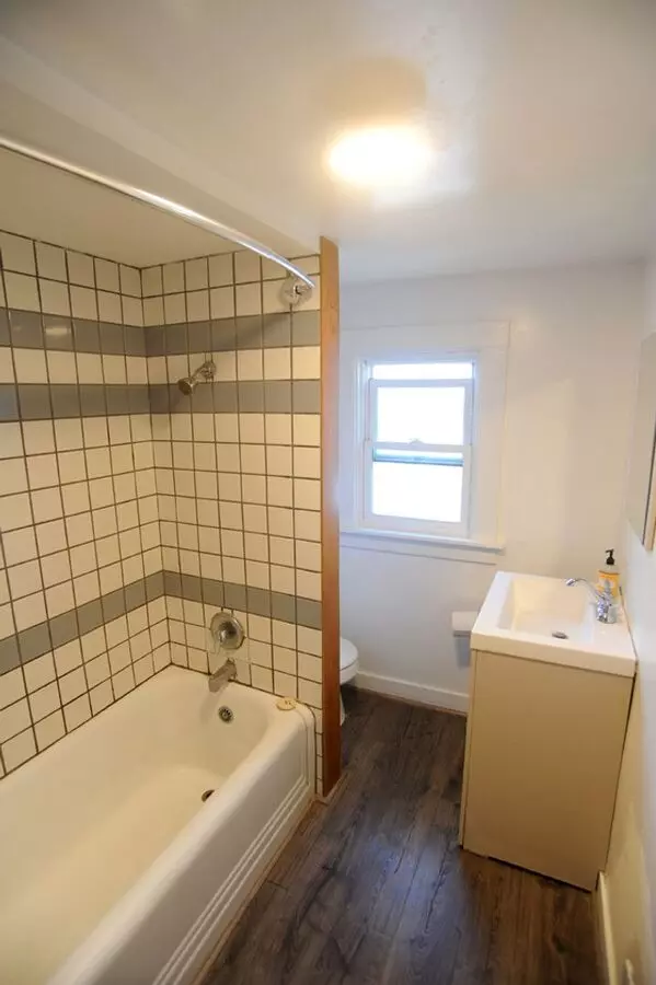 3rd St 1745 photo 4