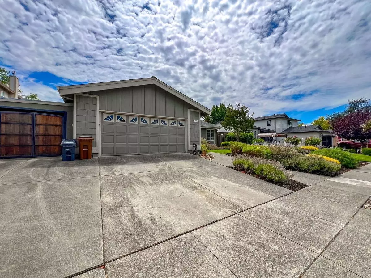 Elegant Browns Valley Four Bedroom Home photo 2