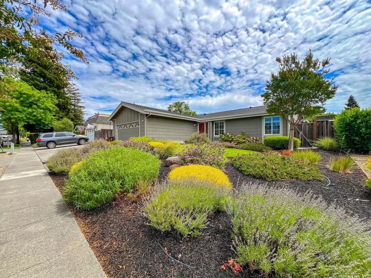 Elegant Browns Valley Four Bedroom Home photo 3