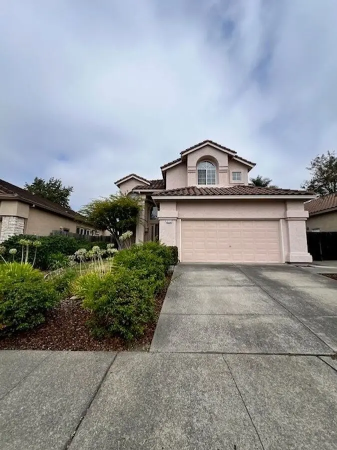 Spacious 4 Bedroom Home In Napa's Vineyard Estates