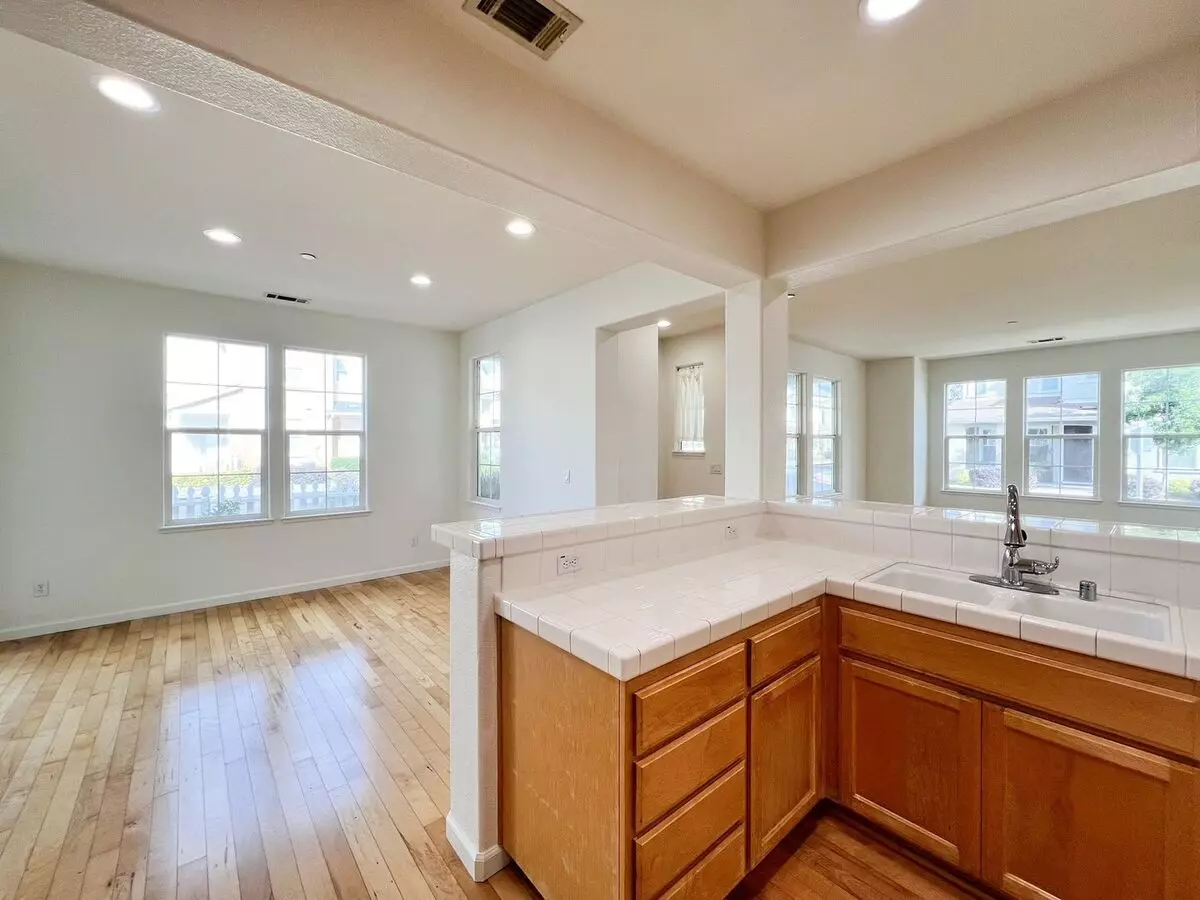 905 Elwood Ct Napa, CA 94559 photo 2