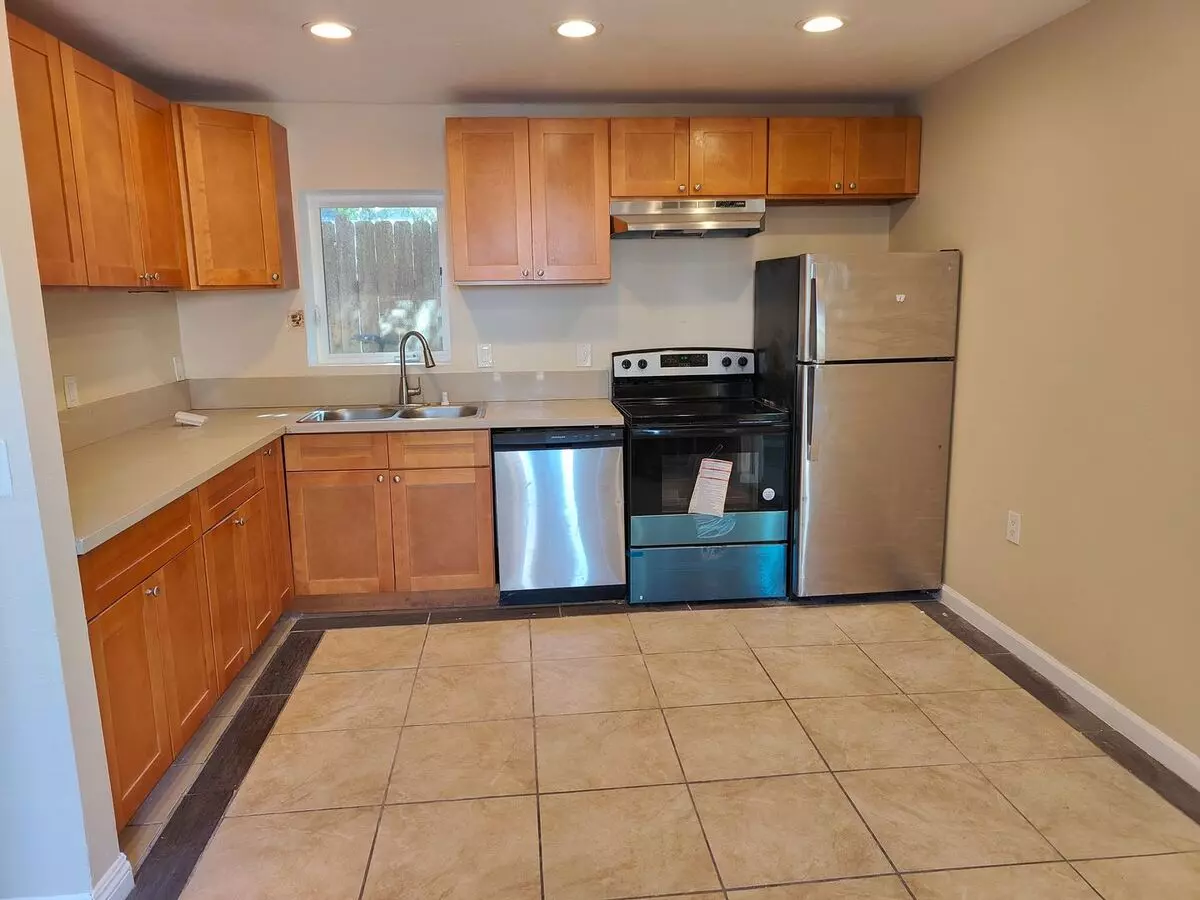 1733 L Ave National City, CA 91950 photo 4
