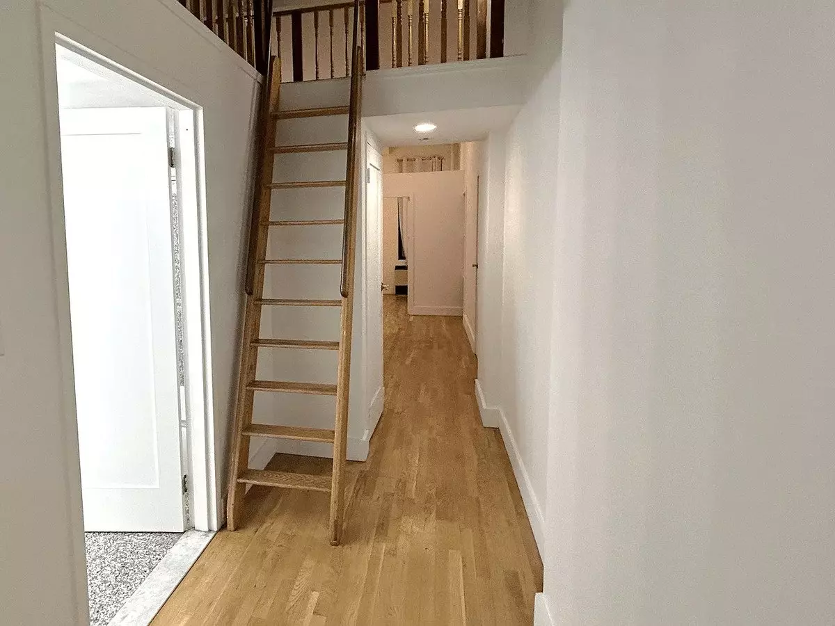 1br With A Loft. Featuring photo 5